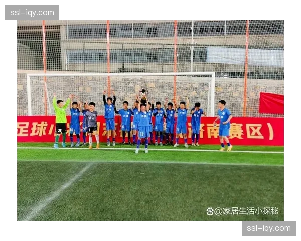 “足球进社区”活动在慕尼黑举行，重点设置传中与头球趣味挑战项目