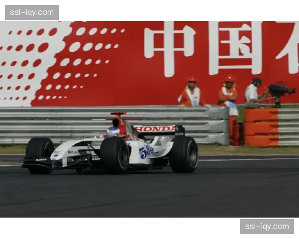 “F1场边花絮：周冠宇主场亮相中国大奖赛，引发车迷热烈追捧”