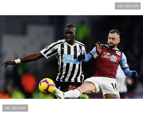 终场哨响，柏林联球员与保级对手拥抱，惊险完成保级任务